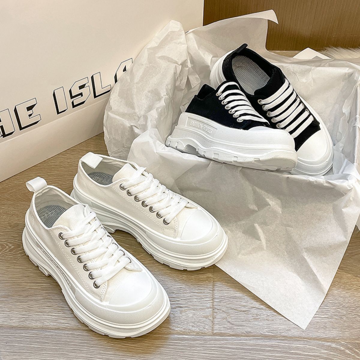 Lace Up Round Toe Platform Sneakers